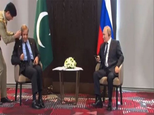 Pakistan PM becomes laughing stock in front of President Putin